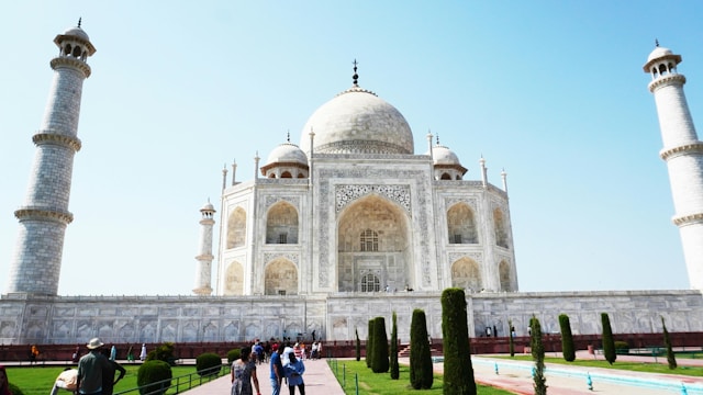 https://unsplash.com/photos/a-group-of-people-standing-in-front-of-a-white-building-b28lWrQ3Bhs